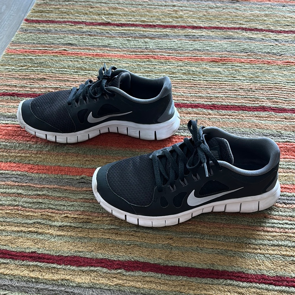 Nike free run 5.0 big kids 6Y black and white